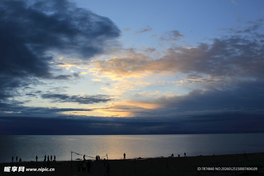 海边日落时分的美丽景象