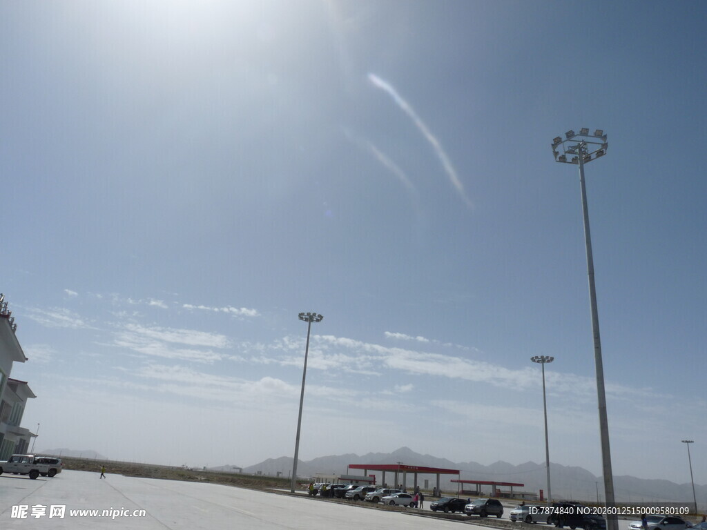 机场外的开阔停车区域