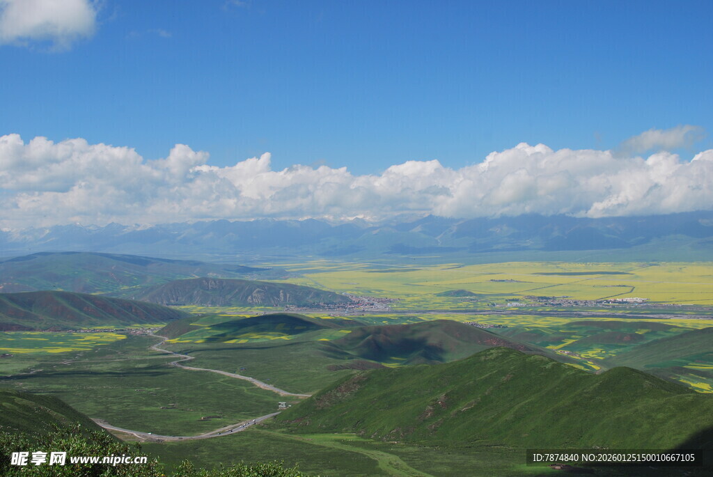 高山下的黄绿相间田园风光
