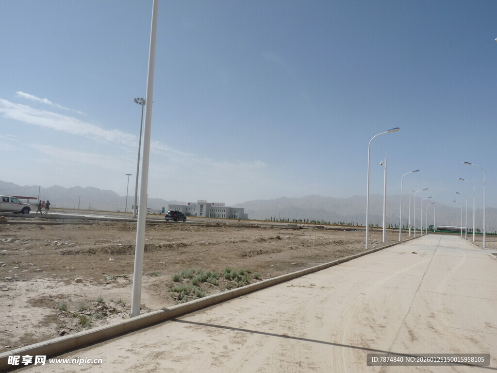 空旷道路旁的林立路灯