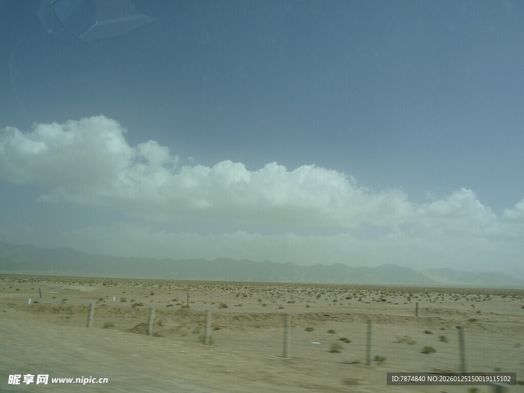 广袤沙漠上的蓝天白云