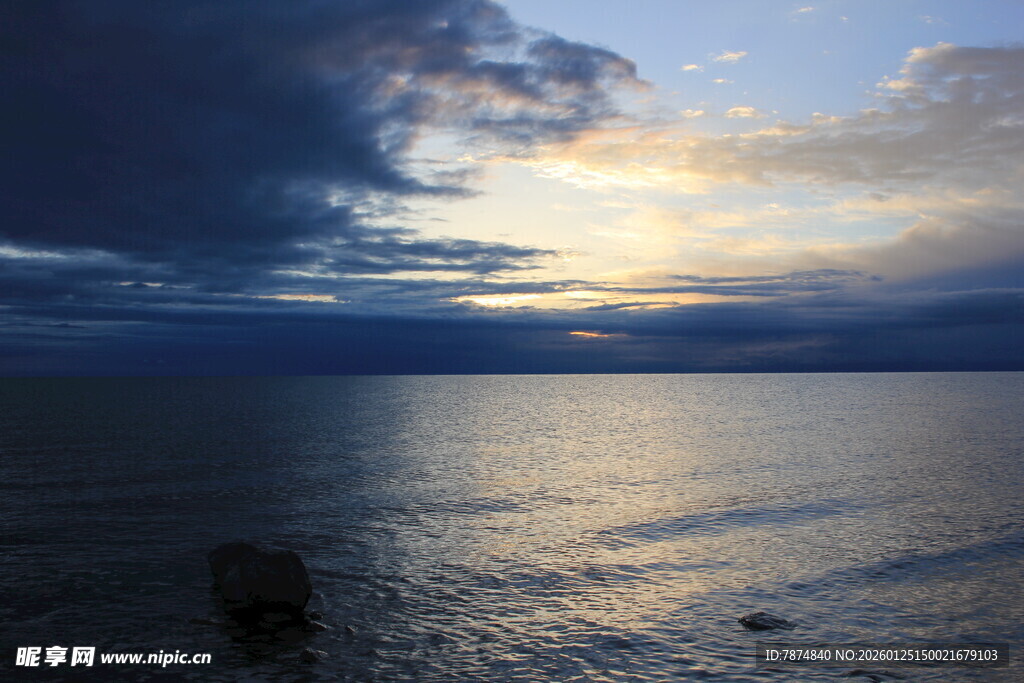 海边日落时分的壮丽景象