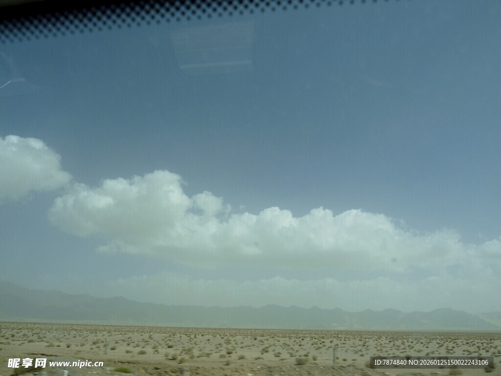 旷野蓝天间的悠悠白云