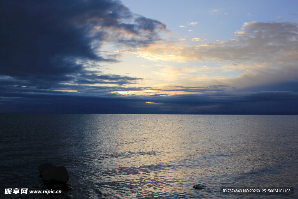 海上日落时分的壮丽景象