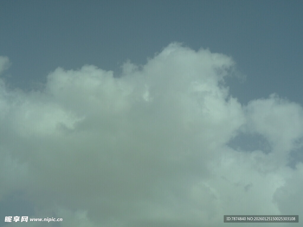 蓝天中的蓬松白云