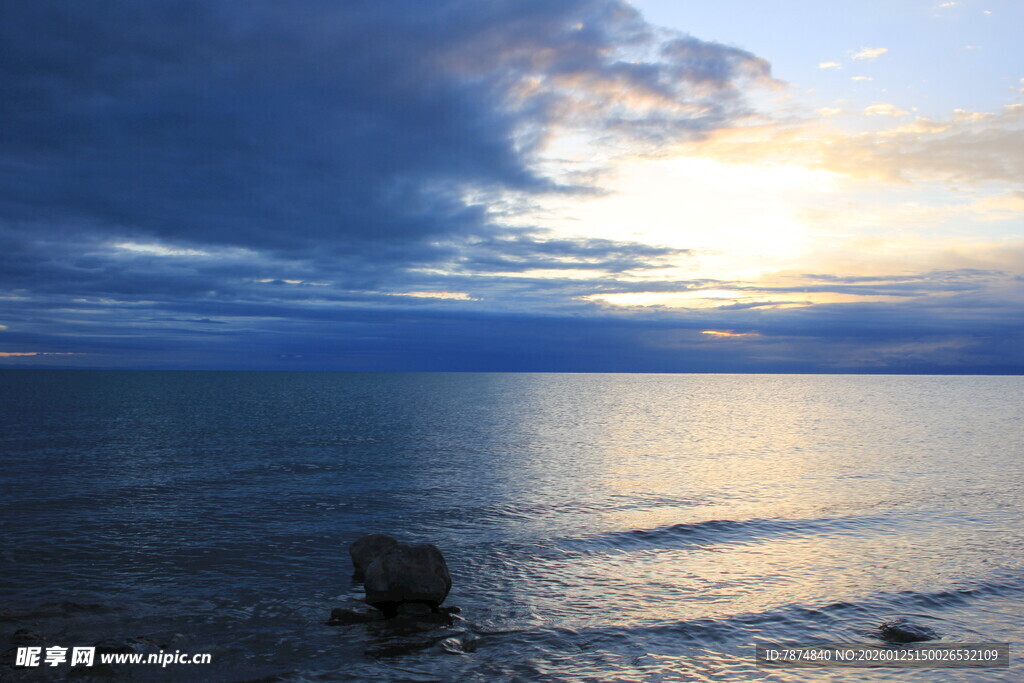 海边日落时分的静谧美景