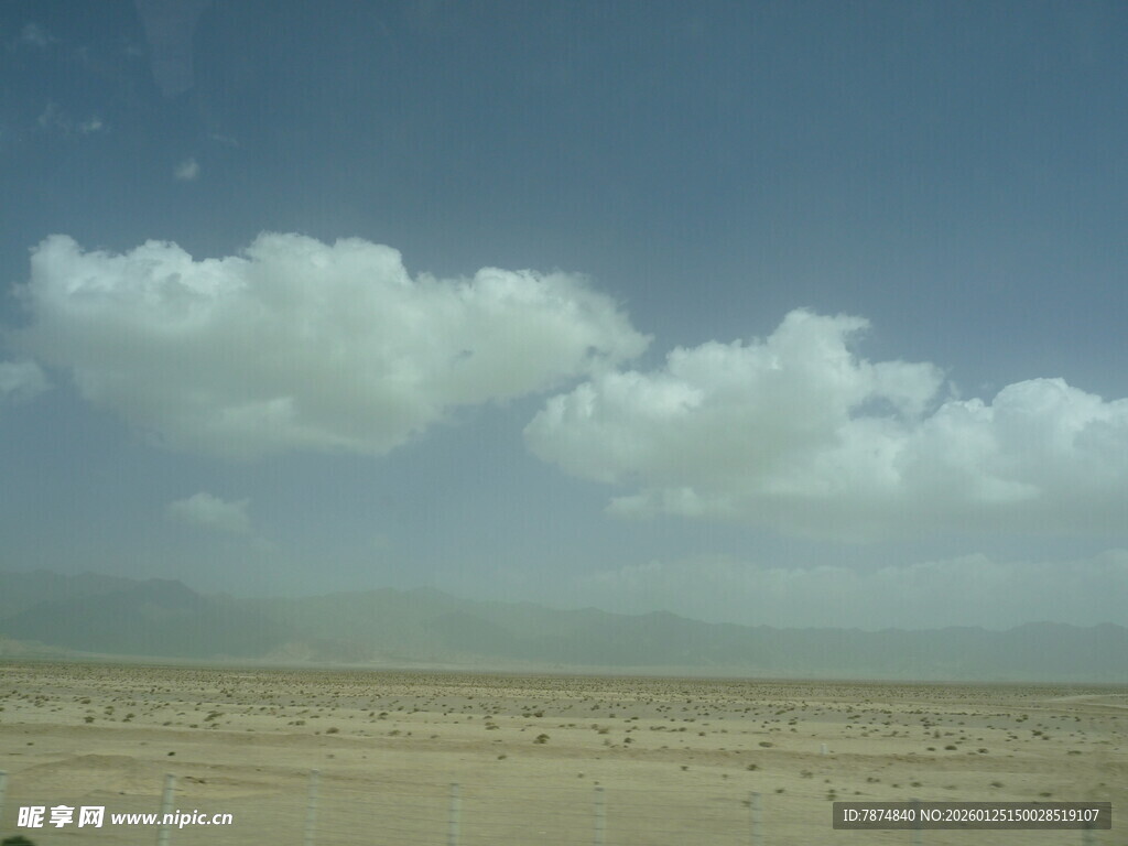 沙漠上空的悠悠白云