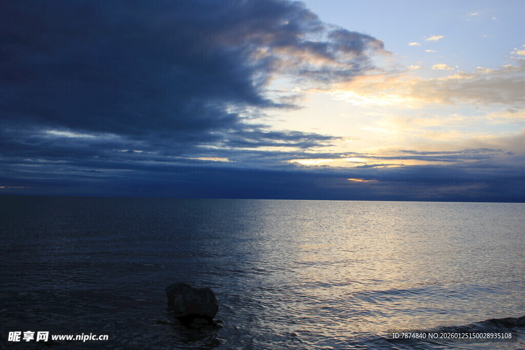 海边日落时分的宁静美景