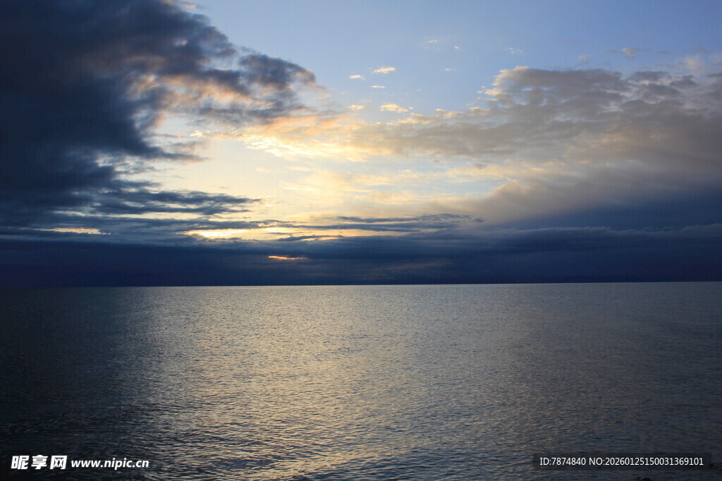 夕阳下的湖面与天空美景