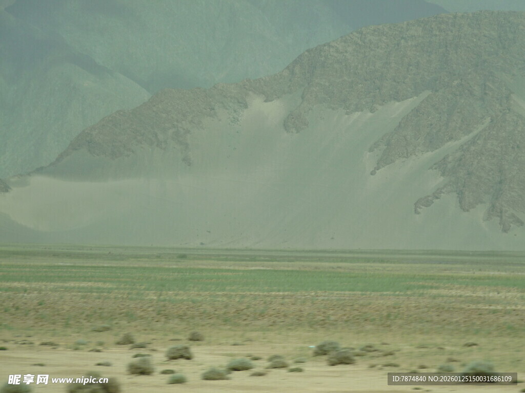 广袤沙漠中的荒芜景观