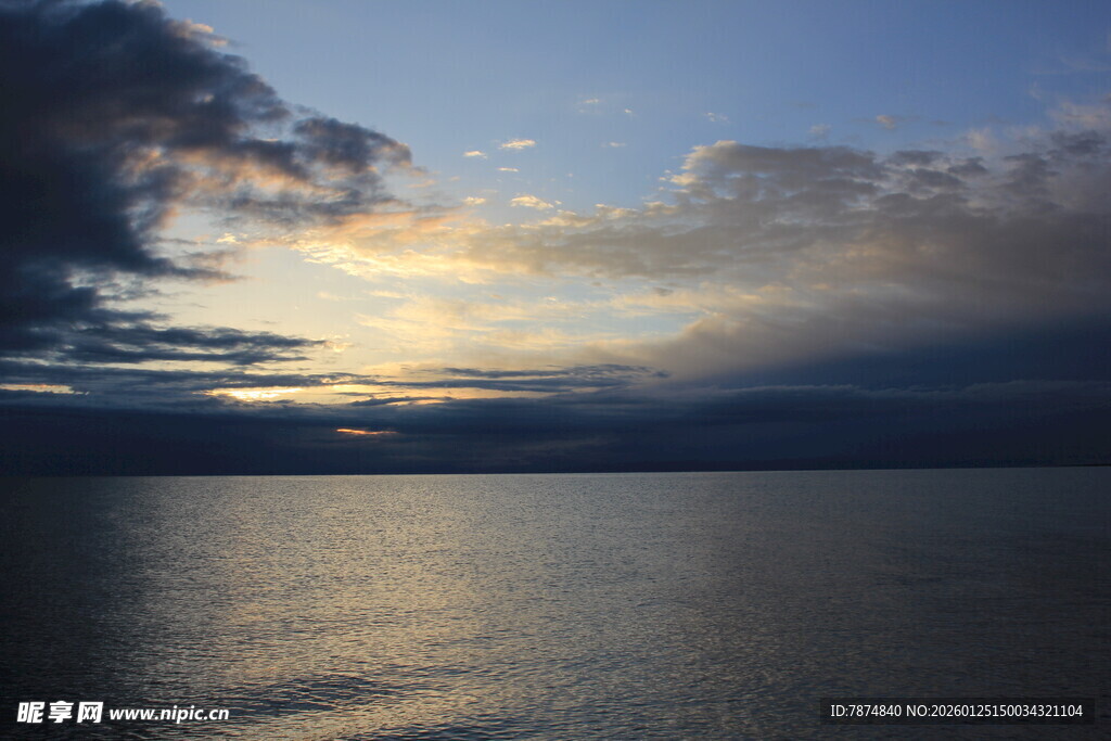 夕阳下的宁静湖面