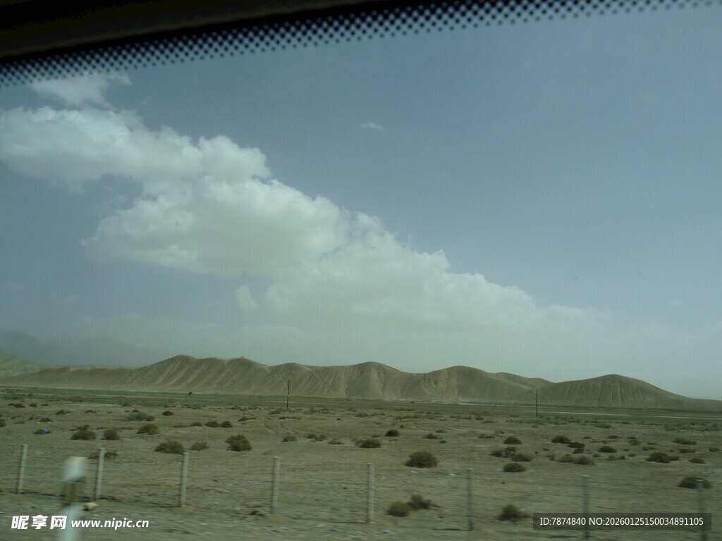 车窗外的荒漠与白云