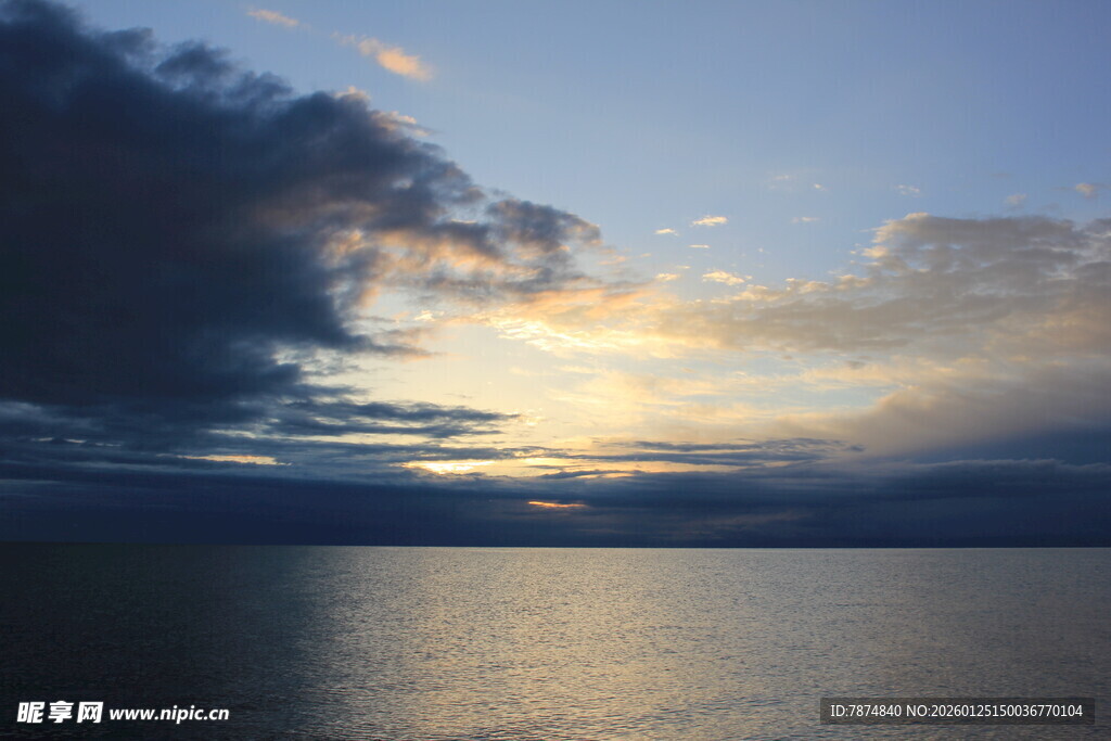 夕阳下波光粼粼的平静湖面