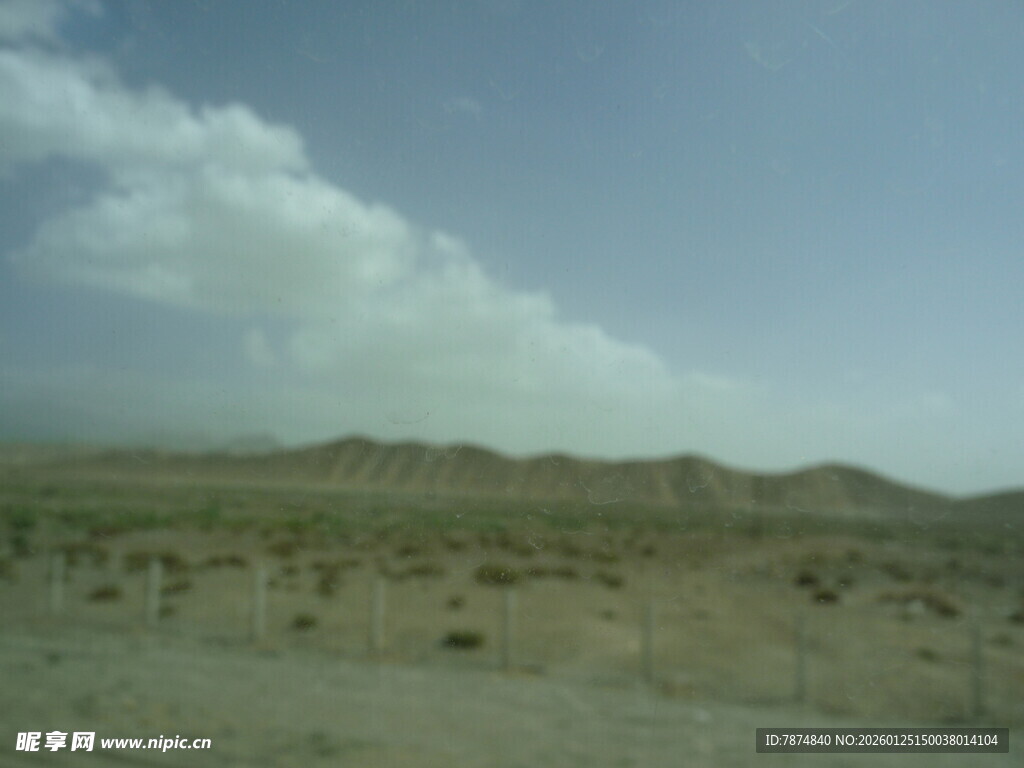 广袤沙漠与蓝天