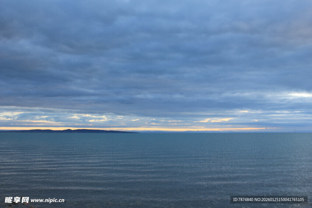 海面之上的多云天空