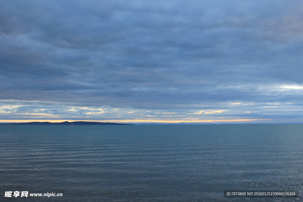 海上乌云密布的壮阔景象
