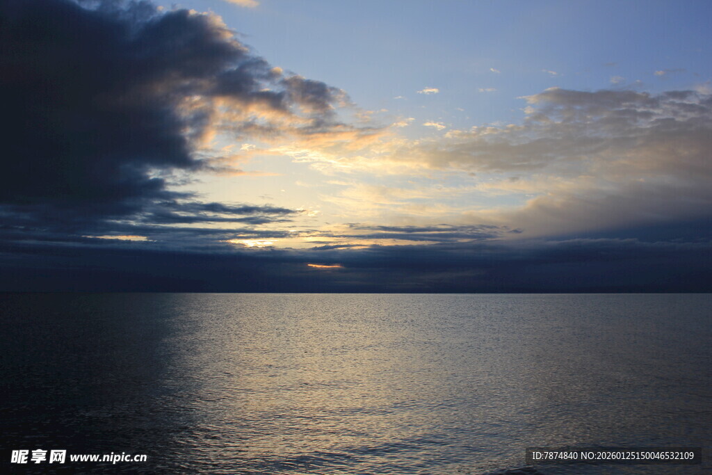 黄昏下宁静的湖面美景