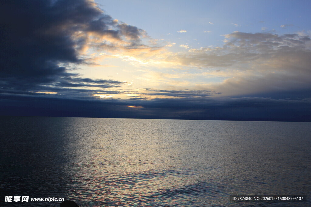 海上日落时分的壮丽景象