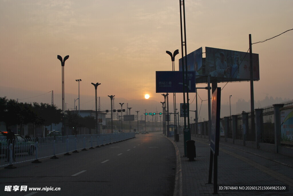 夕阳下路牌与空旷道路