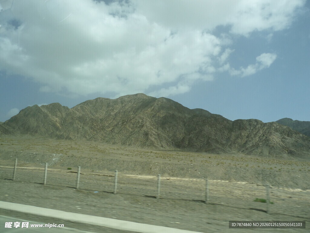 公路边的远山与蓝天白云