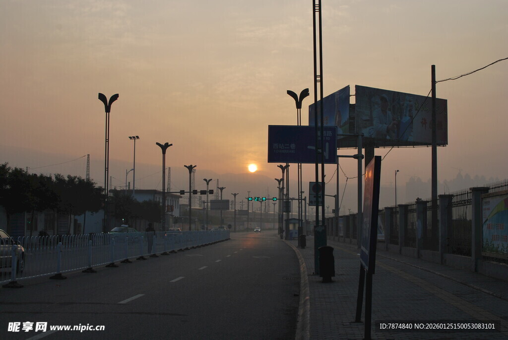 夕阳下路牌与空旷道路