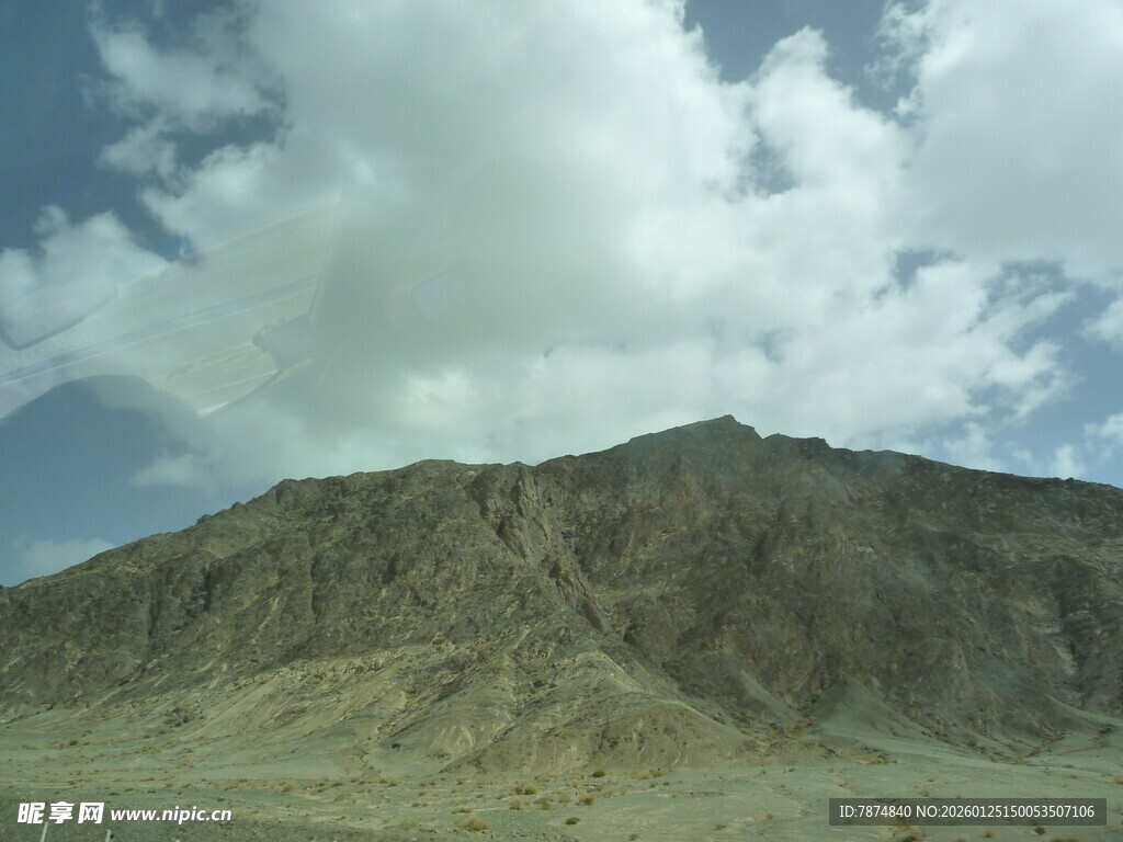 荒凉山脉与蓝天白云