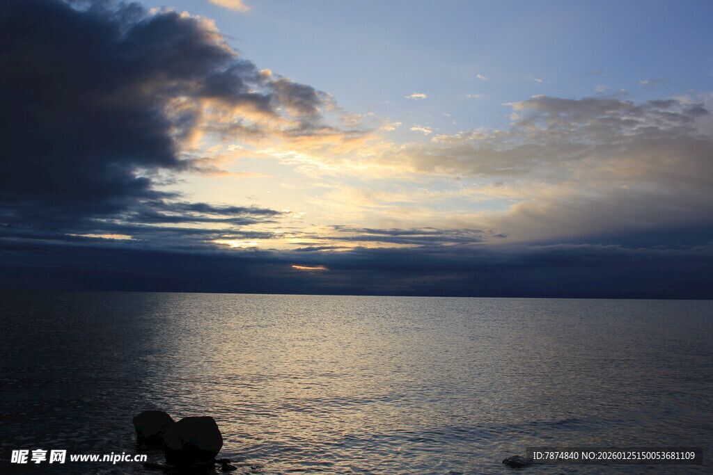 海边日落时分的美丽景致