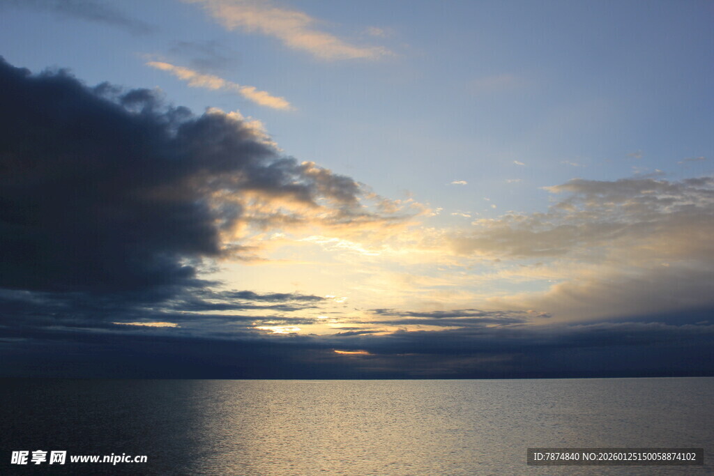 夕阳下波光粼粼的湖面美景