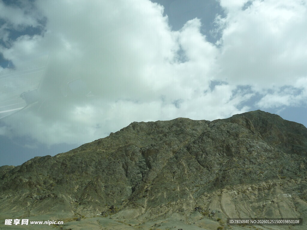 巍峨山峦与天际白云