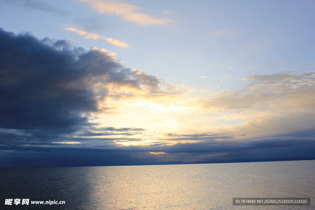夕阳下宁静的湖面美景
