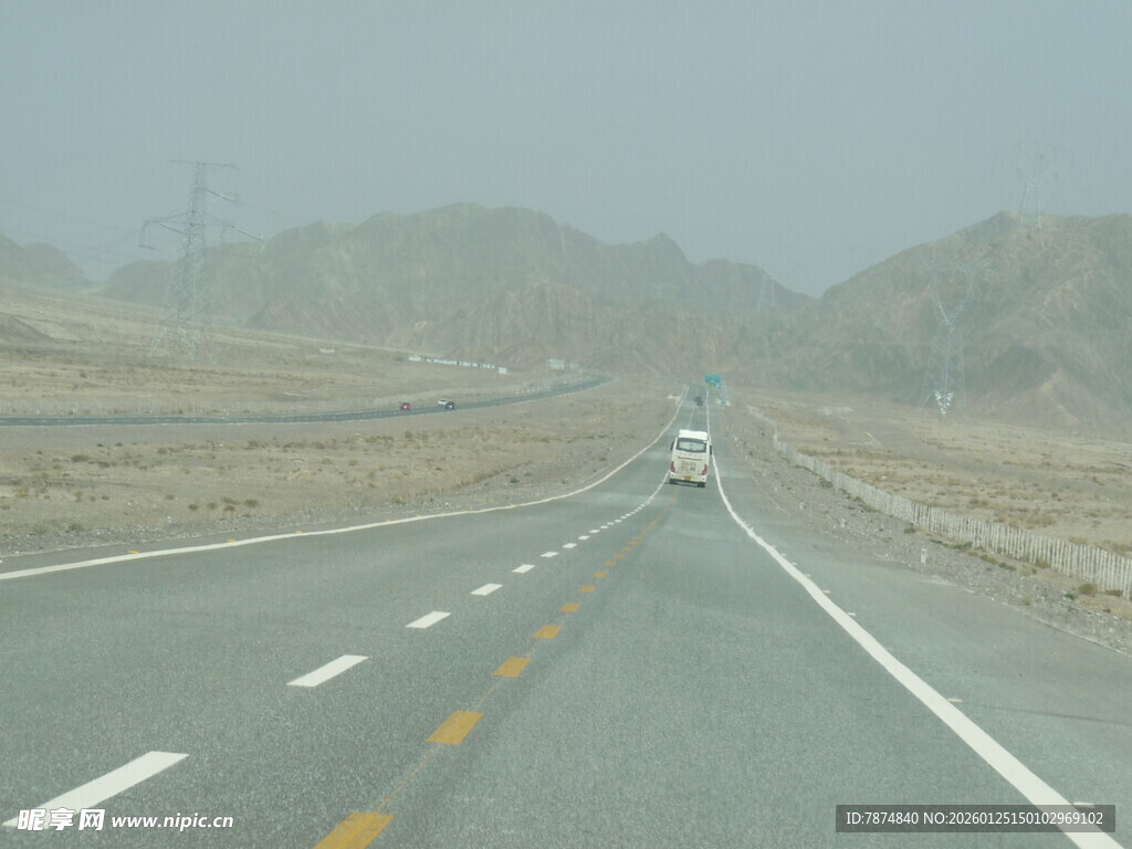 空旷公路上的行驶车辆