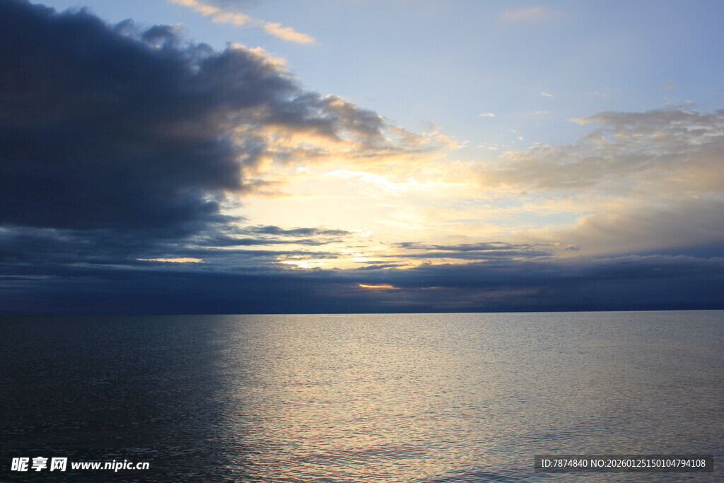 夕阳下的平静湖面