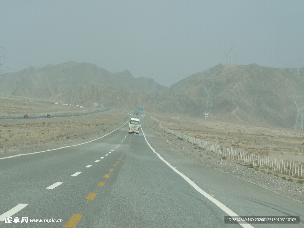 荒漠公路上的孤独行驶