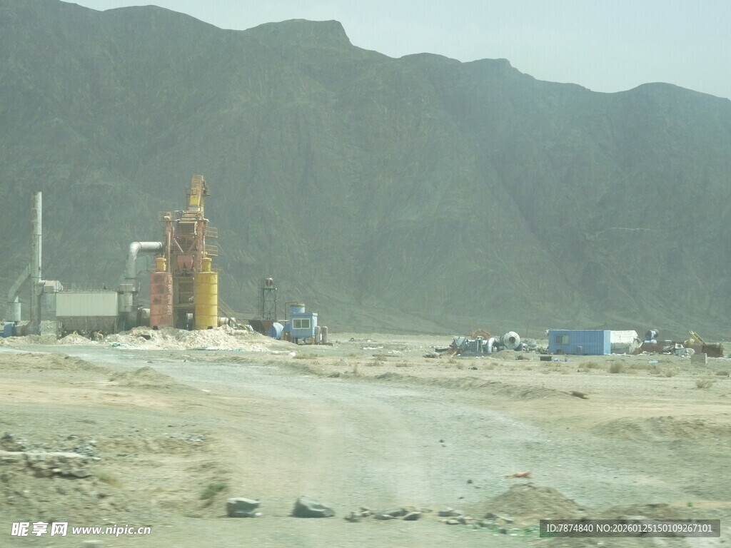 沙漠中的工业设施场景