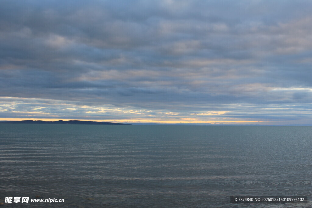 广阔海面与天边云层景观