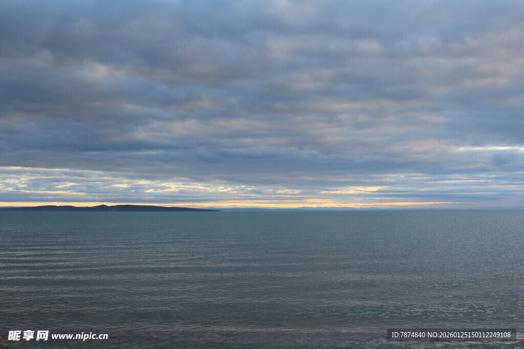 广阔海面与多云天空