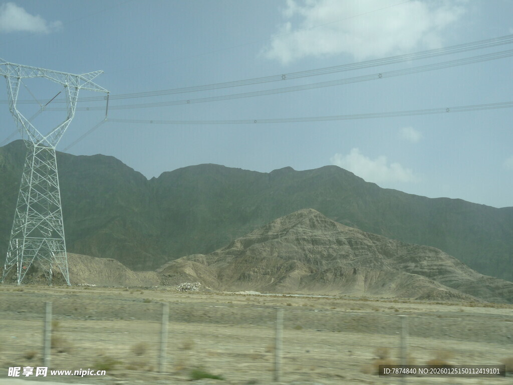 旷野中的高压输电塔