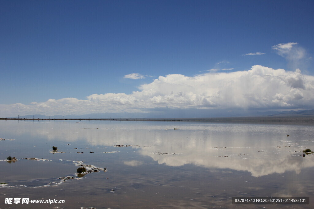 蓝天碧水间的静谧湖面