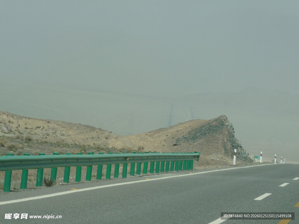 公路旁的绿色护栏与远山