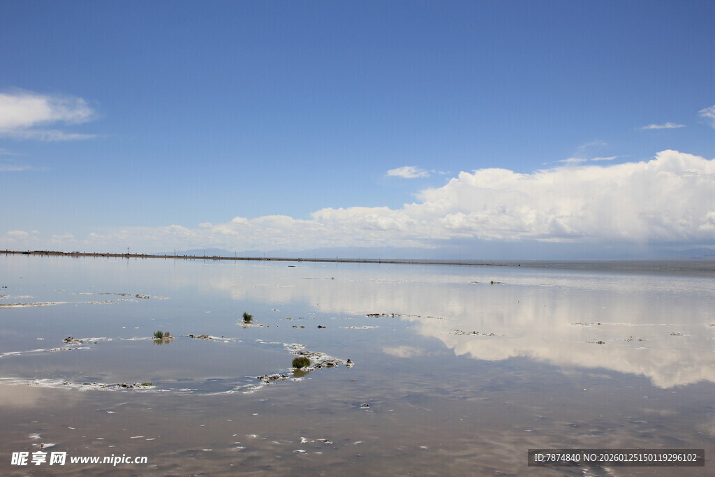 广阔盐湖 蓝天白云相映