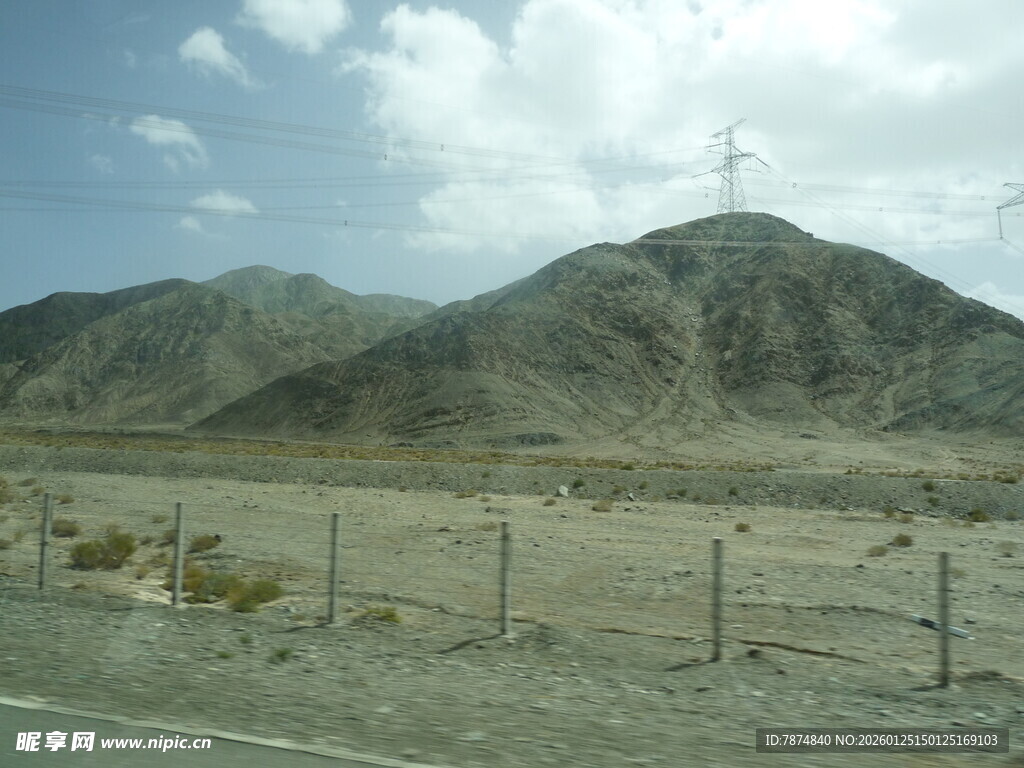 荒漠山地间的围栏景象