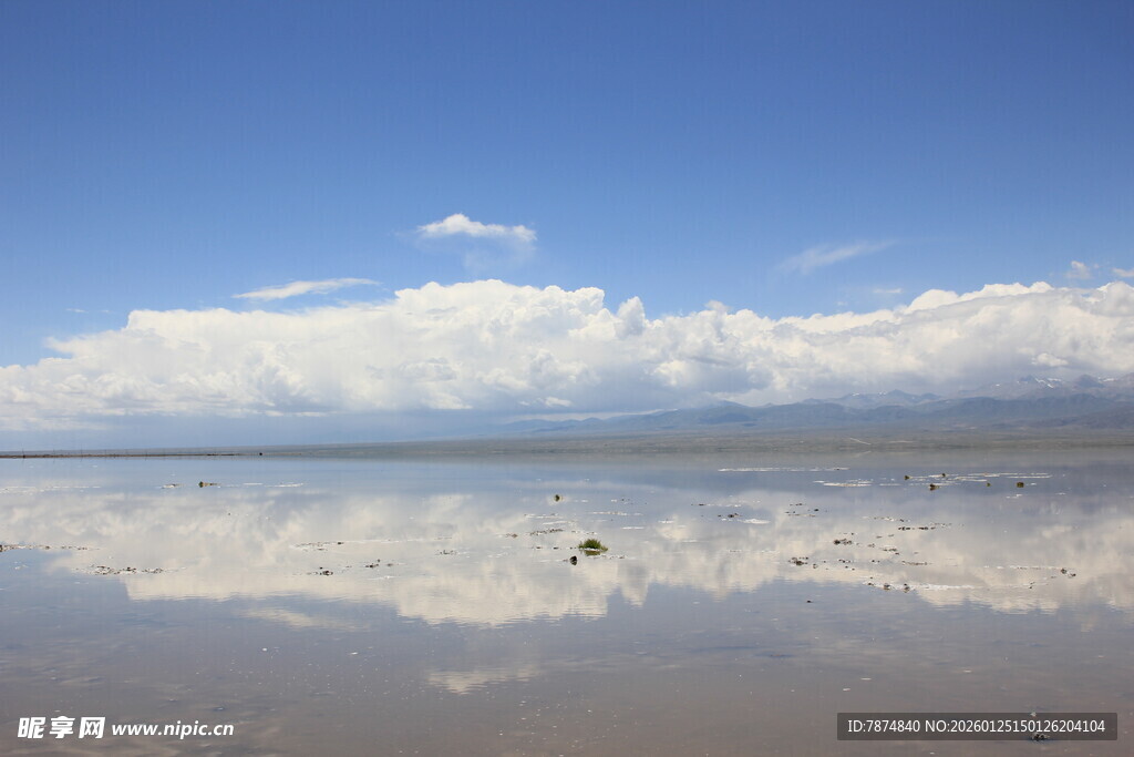 天空之镜 澄澈盐湖与云景