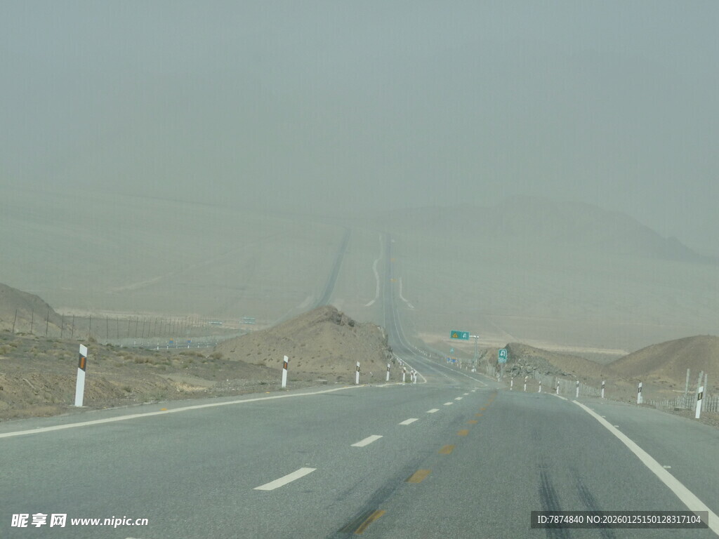 公路驰骋 远方景色入眼帘