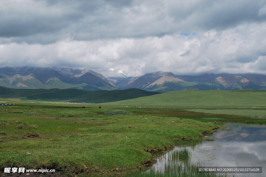 草原溪流与远处山峦景色