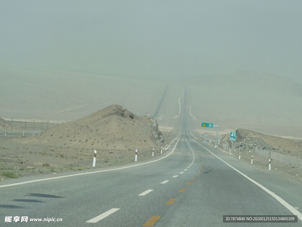 沙漠公路的开阔景象