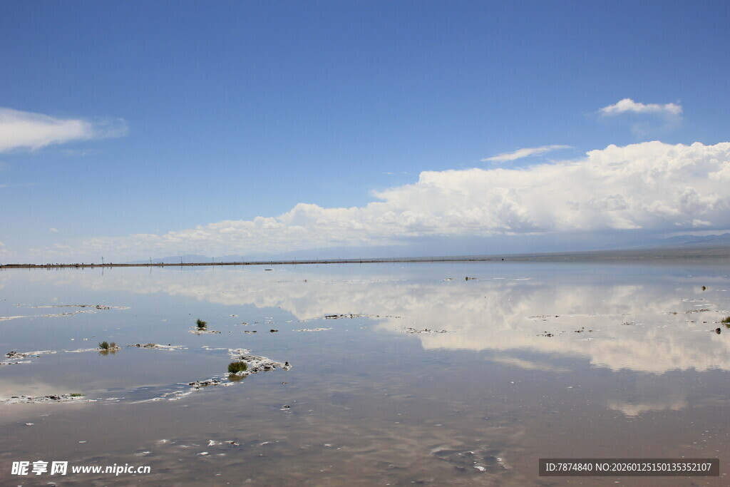 广阔盐湖上的宁静美景