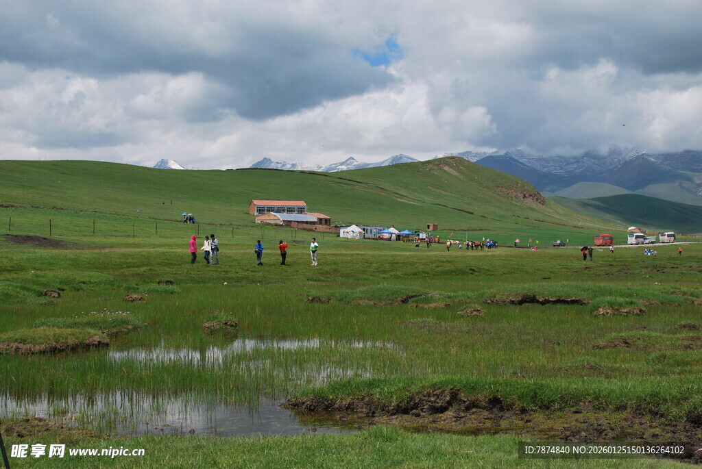 草原风光中的休闲场景
