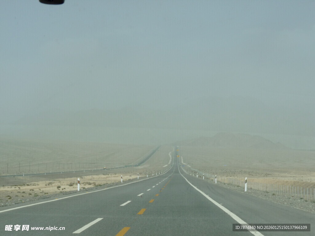 沙漠中的笔直公路