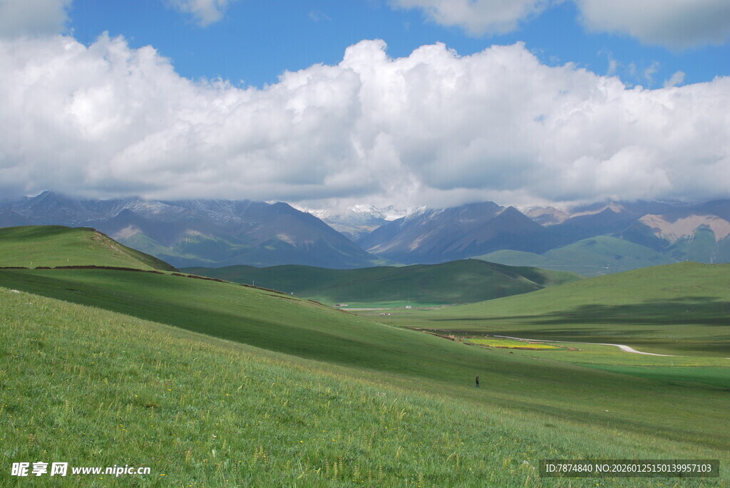 草原山峦间的蓝天白云