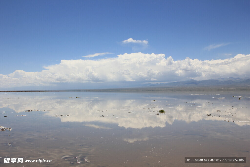 天空之镜般的美丽湖面